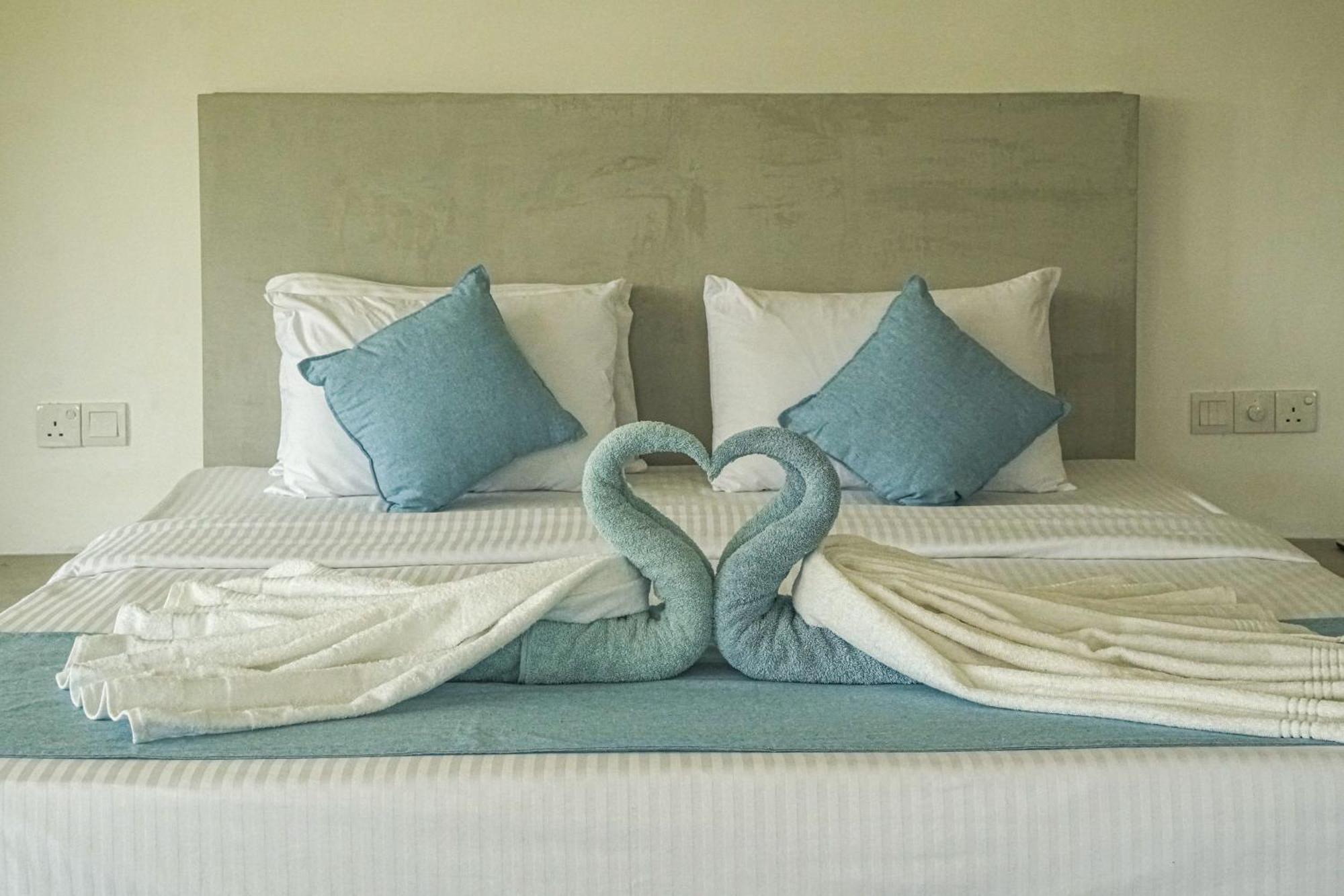 Cocos Hotel Midigama Luaran gambar